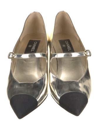 Chanel Interlocking CC Logo Patent Leather Pumps