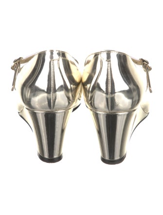 Chanel Interlocking CC Logo Patent Leather Pumps