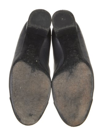 Chanel Interlocking CC Logo Leather Pumps
