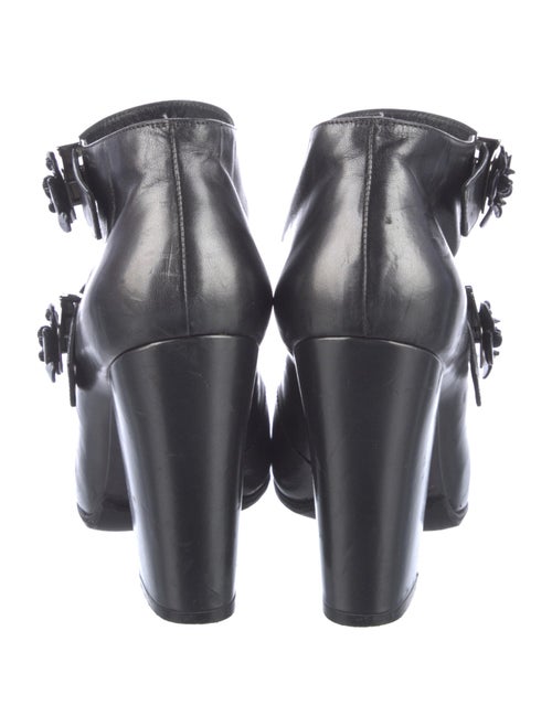 Chanel Interlocking CC Logo Leather Pumps