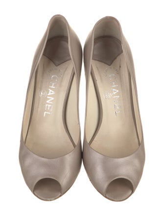 Chanel Interlocking CC Logo Leather Pumps