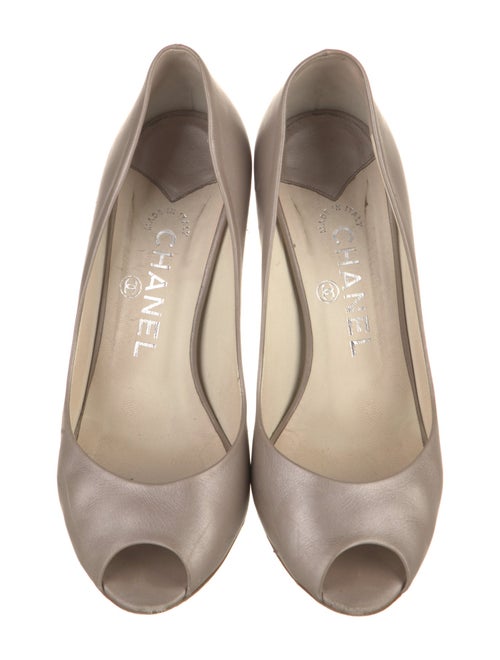 Chanel Interlocking CC Logo Leather Pumps