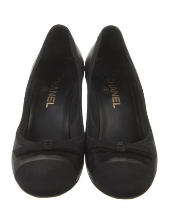 Chanel Interlocking CC Logo Leather Pumps