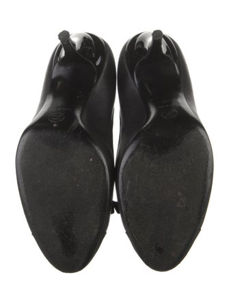 Chanel Interlocking CC Logo Leather Pumps