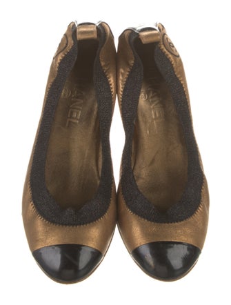 Chanel Interlocking CC Logo Leather Pumps