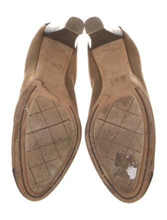 Chanel Interlocking CC Logo Leather Pumps