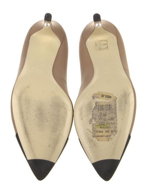Chanel Interlocking CC Logo Leather Pumps