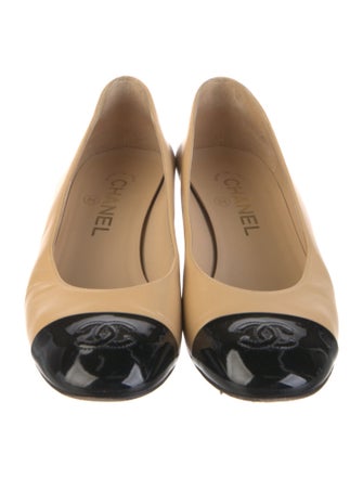 Chanel Interlocking CC Logo Leather Pumps