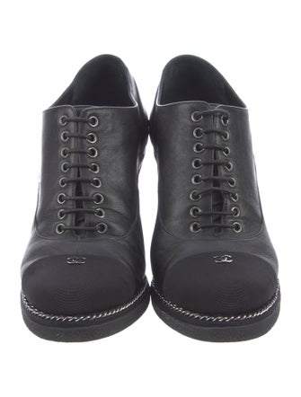 Chanel Interlocking CC Logo Leather Pumps