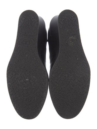 Chanel Interlocking CC Logo Leather Pumps