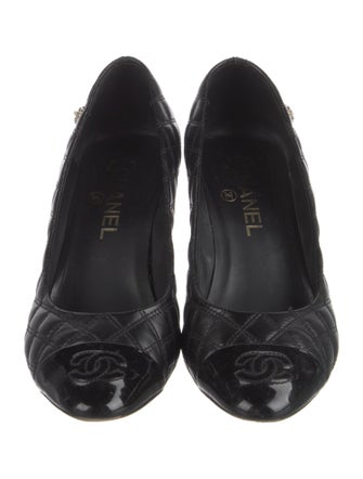 Chanel Interlocking CC Logo Leather Pumps