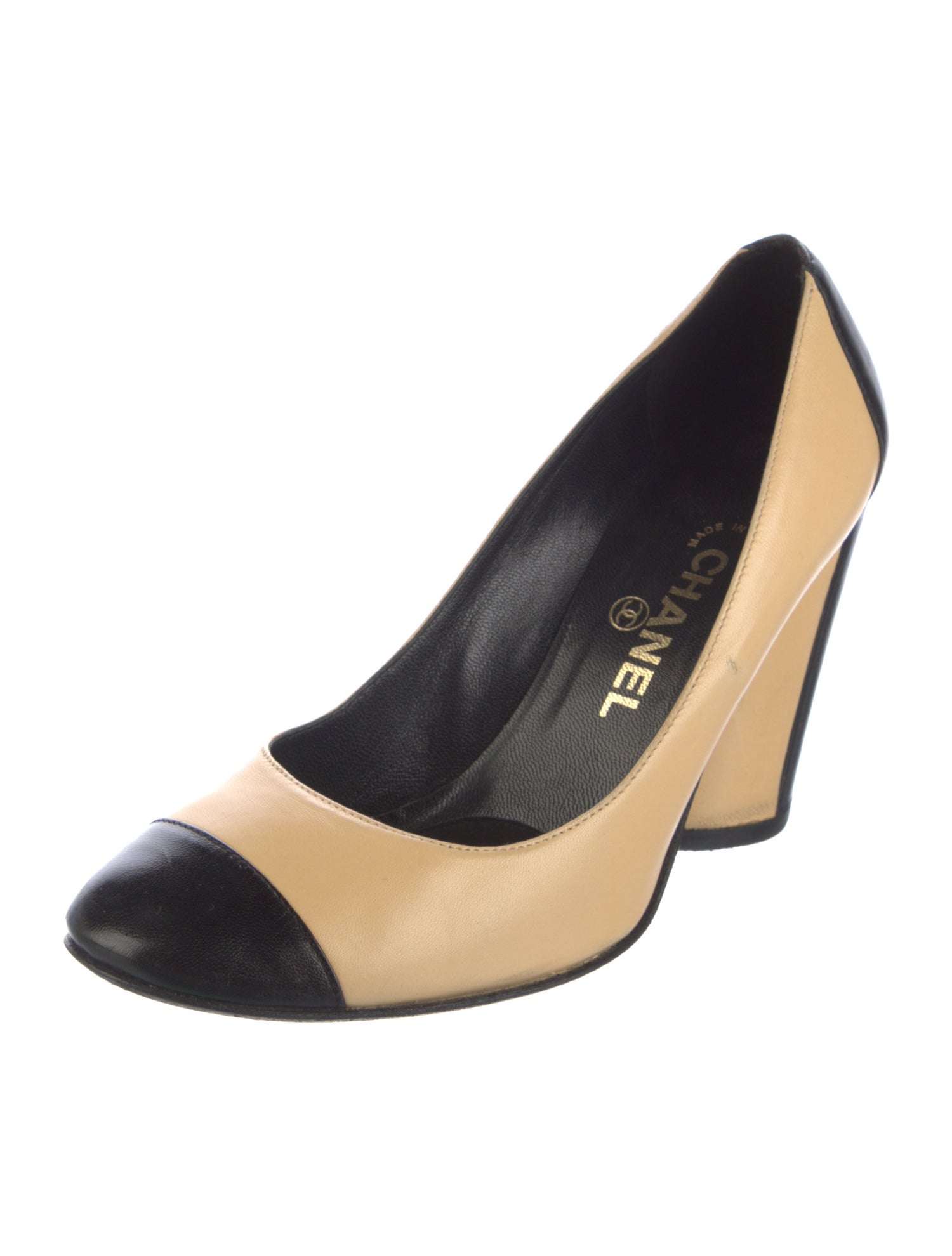 Chanel Interlocking CC Logo Leather Pumps