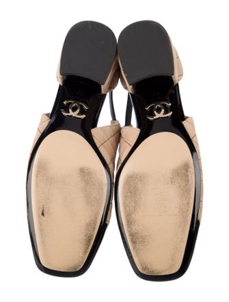 Chanel Interlocking CC Logo Suede Pumps