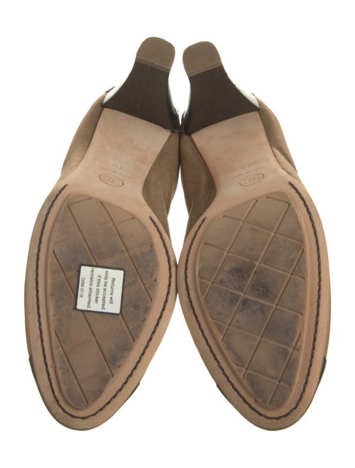 Chanel Interlocking CC Logo Leather Pumps