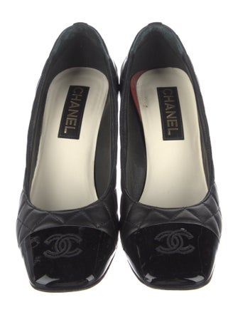 Chanel 2022 Interlocking CC Logo Pumps