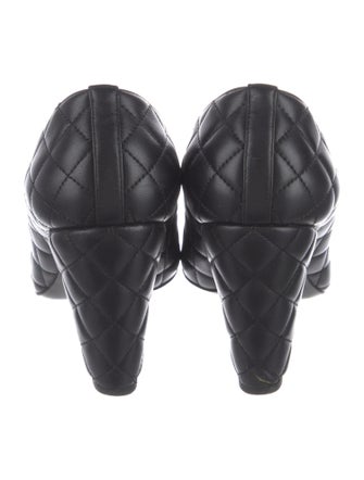 Chanel 2022 Interlocking CC Logo Pumps