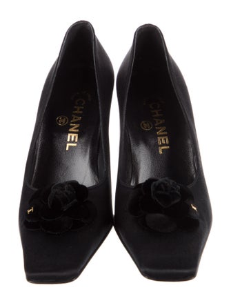 Chanel 2001 Interlocking CC Logo Pumps