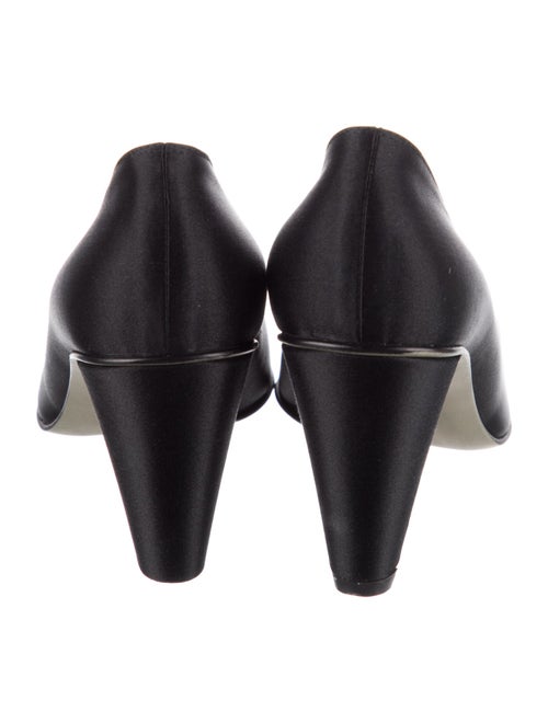 Chanel 2001 Interlocking CC Logo Pumps