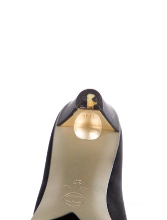 Chanel 2001 Interlocking CC Logo Pumps