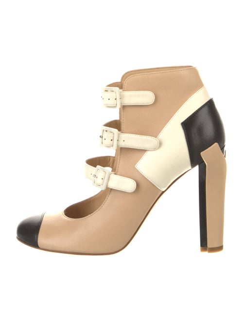 Chanel Interlocking CC Logo Leather Pumps