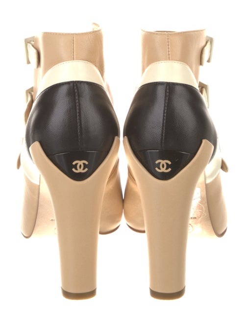 Chanel Interlocking CC Logo Leather Pumps