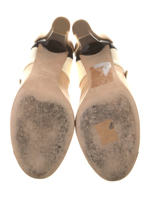 Chanel Interlocking CC Logo Leather Pumps