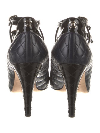 Chanel Interlocking CC Logo Leather Pumps