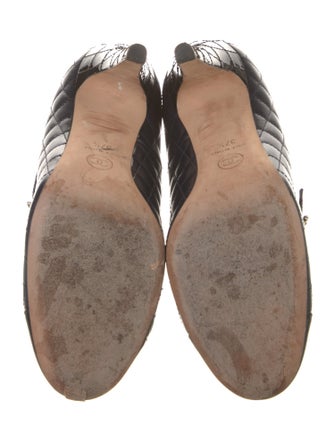 Chanel Interlocking CC Logo Leather Pumps