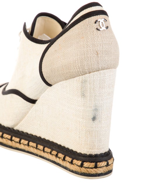 Chanel 2016 Interlocking CC Logo Pumps