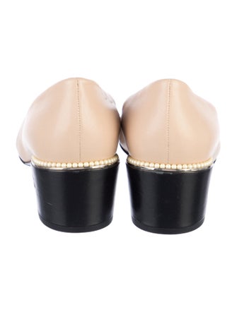 Chanel Interlocking CC Logo Leather Pumps
