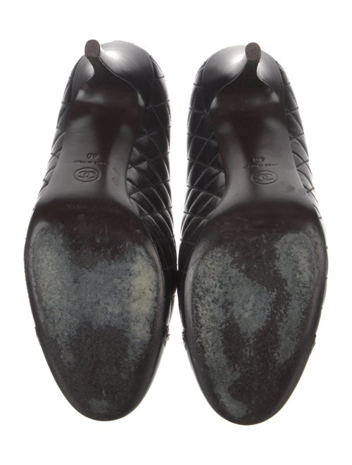 Chanel Interlocking CC Logo Leather Pumps