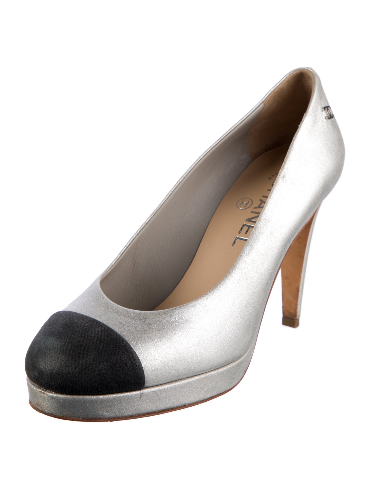 Chanel Interlocking CC Logo Leather Pumps