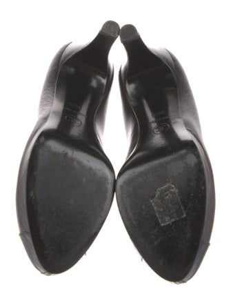 Chanel Interlocking CC Logo Leather Pumps