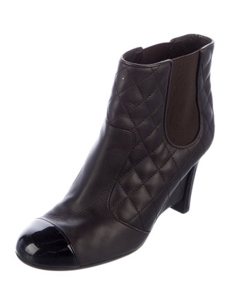 Chanel Interlocking CC Logo Leather Pumps