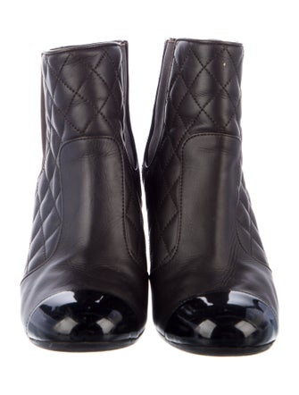 Chanel Interlocking CC Logo Leather Pumps