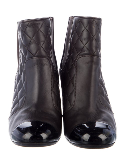 Chanel Interlocking CC Logo Leather Pumps