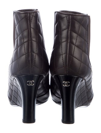 Chanel Interlocking CC Logo Leather Pumps
