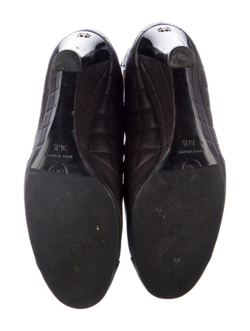 Chanel Interlocking CC Logo Leather Pumps