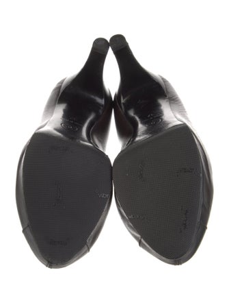 Chanel Interlocking CC Logo Leather Pumps