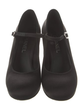 Chanel 2021 Interlocking CC Logo Pumps