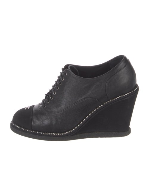 Chanel Interlocking CC Logo Leather Pumps