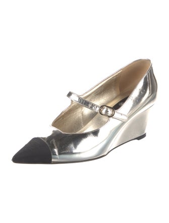 Chanel 2022 Interlocking CC Logo Pumps