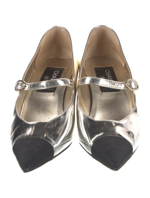 Chanel 2022 Interlocking CC Logo Pumps