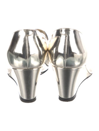 Chanel 2022 Interlocking CC Logo Pumps