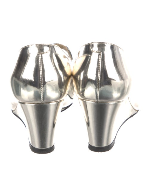 Chanel 2022 Interlocking CC Logo Pumps