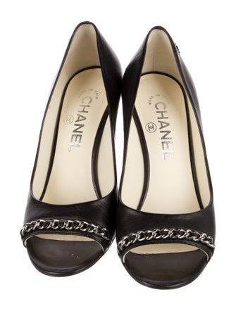 Chanel Interlocking CC Logo Leather Pumps