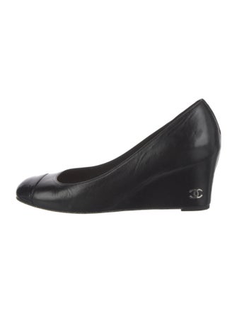Chanel Interlocking CC Logo Leather Pumps