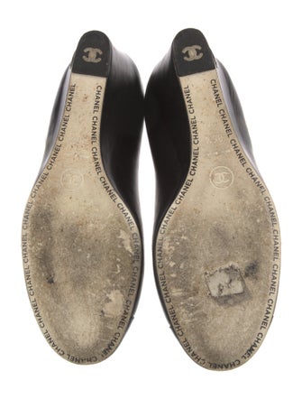 Chanel Interlocking CC Logo Leather Pumps