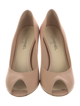 Chanel Interlocking CC Logo Leather Pumps