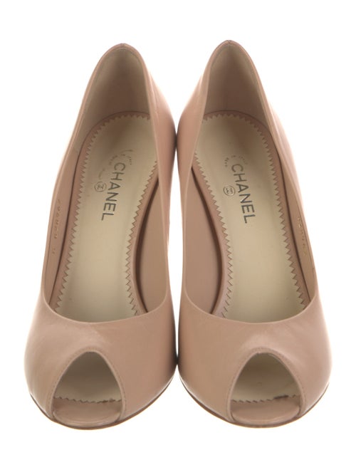 Chanel Interlocking CC Logo Leather Pumps